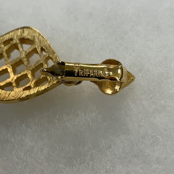 Vintage Trifari CLIP earrings - Picture 2 of 3
